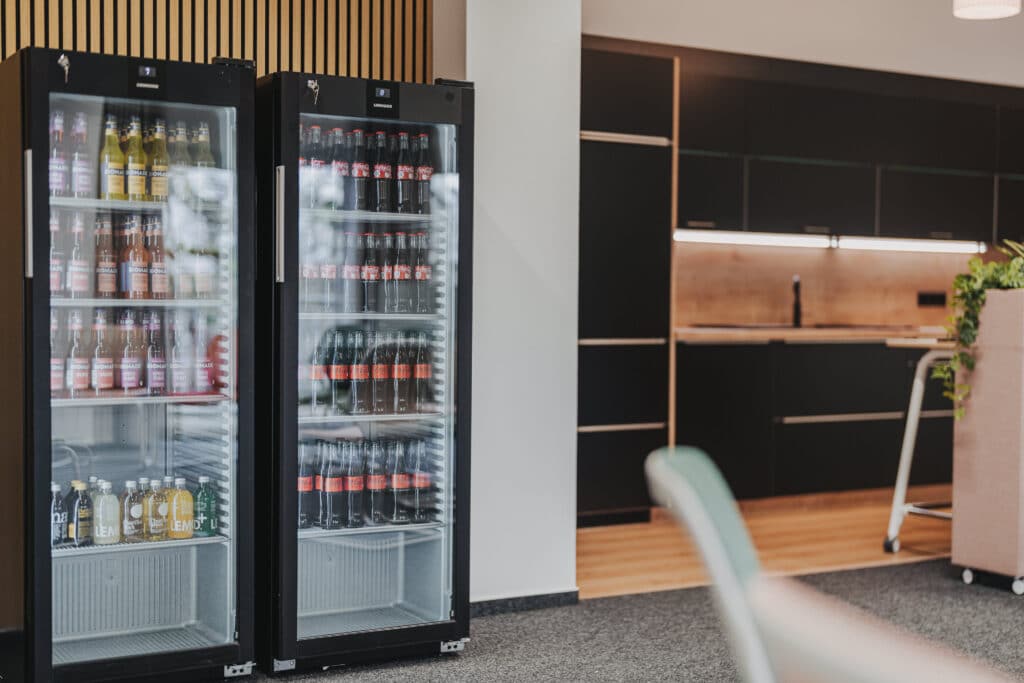 Getränkekühlschrank in moderner Küche