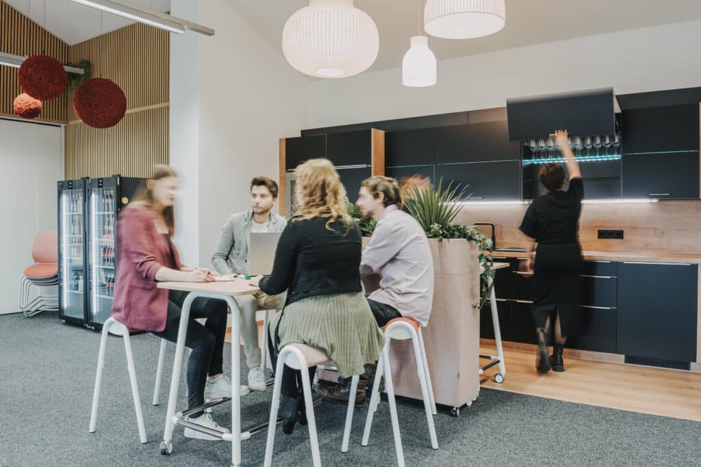 Menschen in modernem Büro plaudern und arbeiten