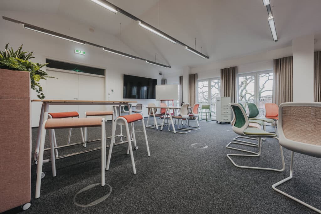 Moderner Seminarraum mit Tischen und Stühlen