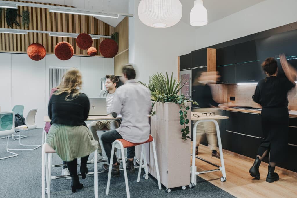 Kollegen arbeiten in moderner Büroküche zusammen