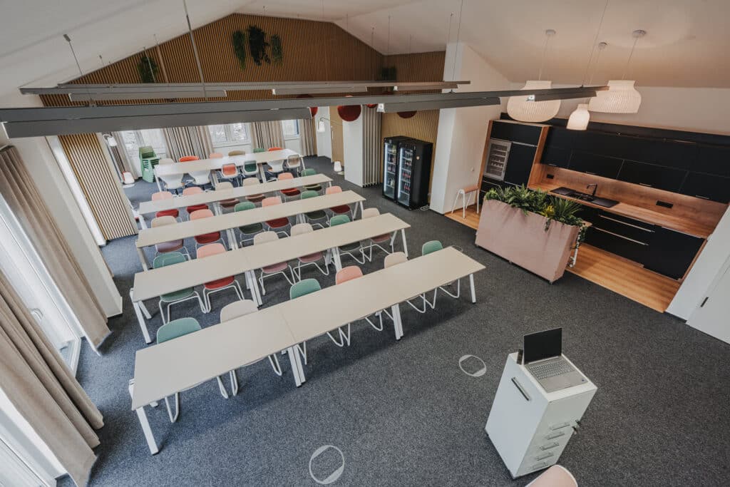 Seminarraum mit Tischen und bunten Stühlen
